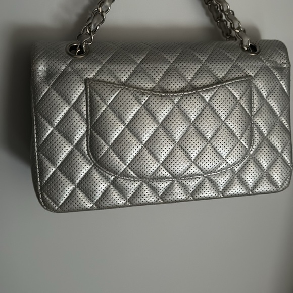 Chanel Silver Quilted Caviar Leather Medium Classic Double Flap Bag - Picture 4 of 4